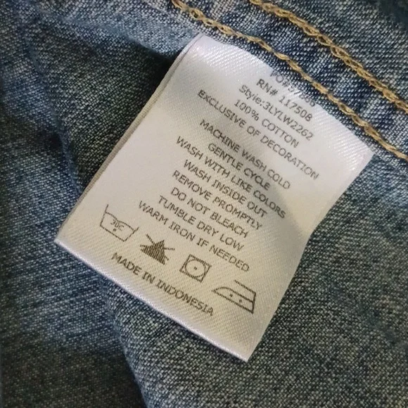 Vintage LEVI'S Sleeveless Denim Shirt - Picture 7 of 7